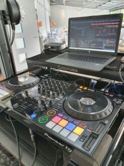 Hochzeits DJ Controller mit Laptop